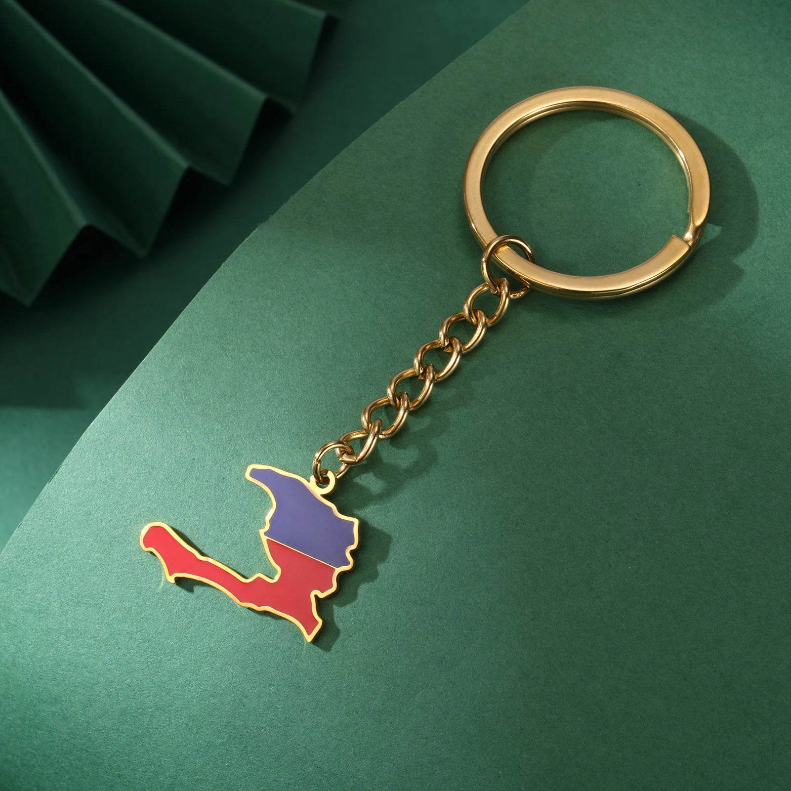 Skyrim Colored Drip Oil Haiti Map Pendant Keychain Stainless Steel Men's and Women's National Flag Keychain Patriotic Jewelry